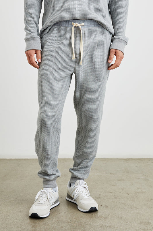 PANTALON DEPORTIVO GRIS